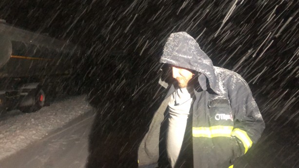 Foto - Kars’ta tırlar tipi nedeniyle yolda mahsur kaldı