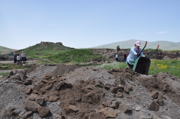 Kars’ta toprak altındaki tarih gün yüzüne çıkarılıyor