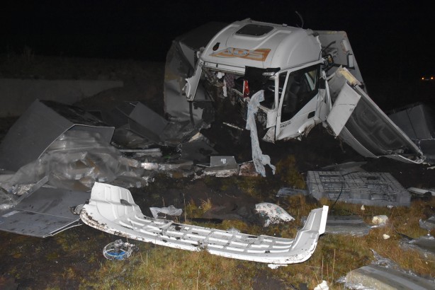 Foto - Kars'ta traktör ile tırın çarpıştığı kazada 1 kişi öldü, 1 kişi yaralandı