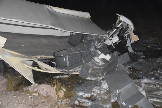 Foto - Kars'ta traktör ile tırın çarpıştığı kazada 1 kişi öldü, 1 kişi yaralandı