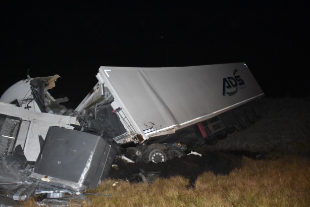 Foto - Kars'ta traktör ile tırın çarpıştığı kazada 1 kişi öldü, 1 kişi yaralandı
