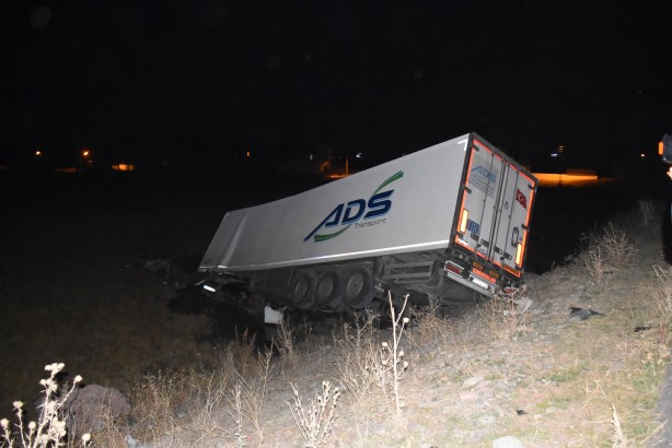 Foto - Kars'ta traktör ile tırın çarpıştığı kazada 1 kişi öldü, 1 kişi yaralandı