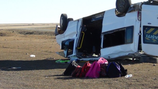 Foto - Kars’tan acı haber! Öğrenci servisi takla attı: Ölü ver yaralılar var