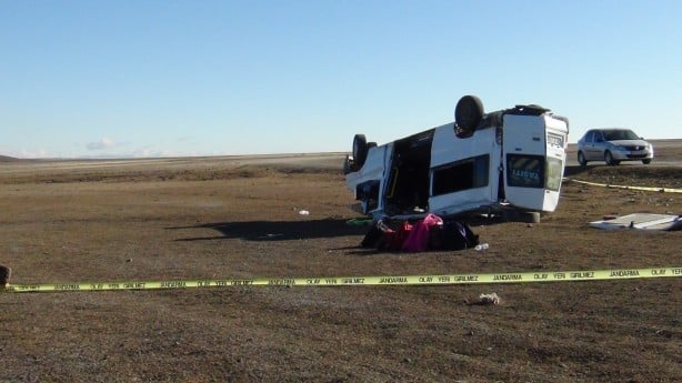 Kars’tan acı haber! Öğrenci servisi takla attı: Ölü ver yaralılar var