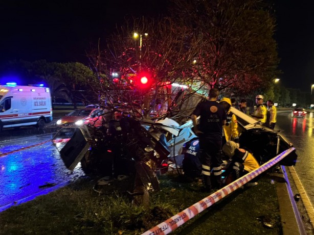 Foto - Kartal’da ağaca çarpan araç ikiye bölündü