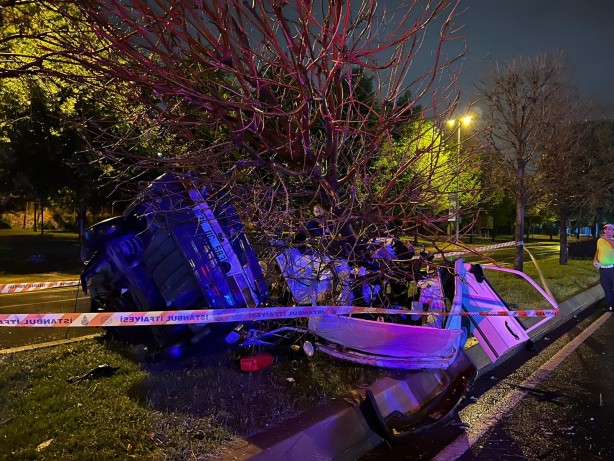 Foto - Kartal’da ağaca çarpan araç ikiye bölündü