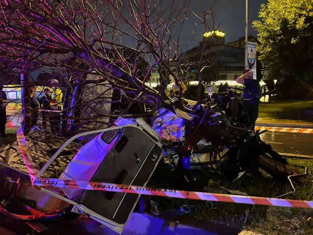 Foto - Kartal’da ağaca çarpan araç ikiye bölündü