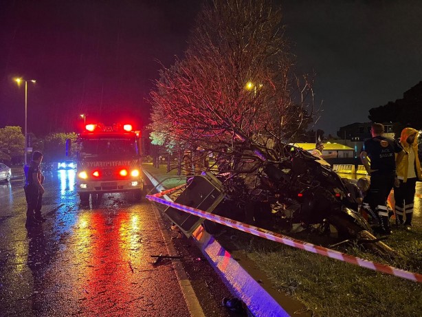 Foto - Kartal’da ağaca çarpan araç ikiye bölündü