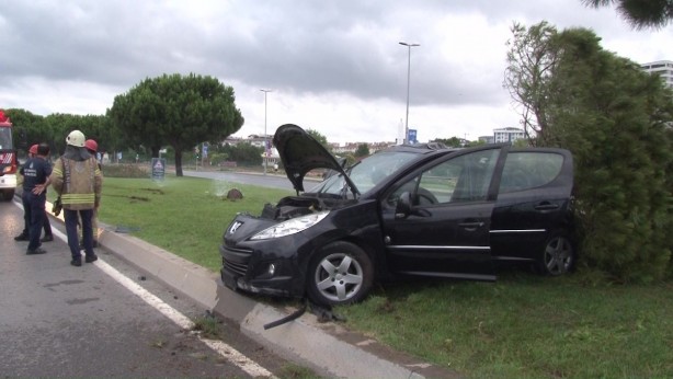 Foto - Kartal'da kontrolden çıkan otomobil refüje girdi: 3 yaralı