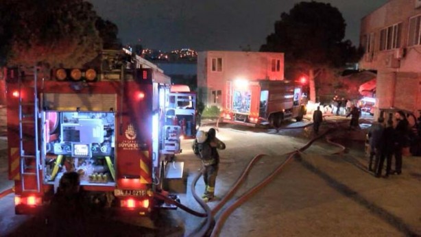 Foto - Kartal'da mobilya atölyesi alev alev yandı