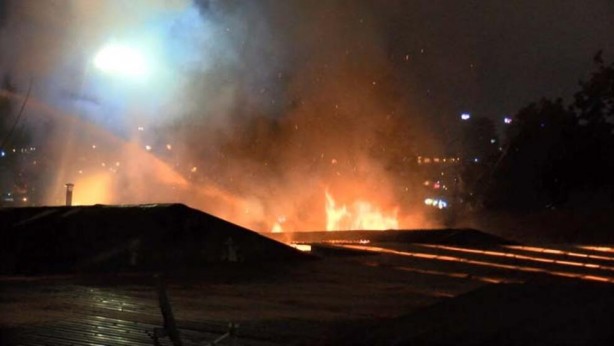 Kartal'da mobilya atölyesi alev alev yandı