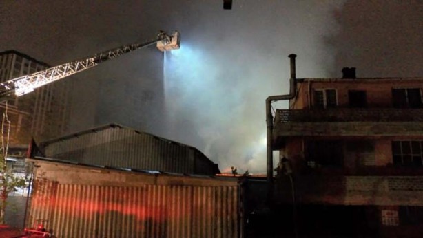 Foto - Kartal'da mobilya atölyesi alev alev yandı