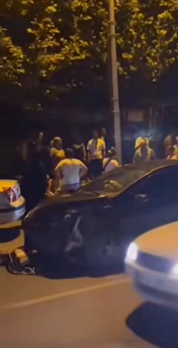 Foto - Kartal'da refüjü aşan araç karşı yönden gelen araçla çarpıştı