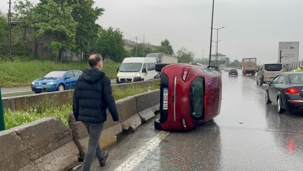 Foto - Kartal’da su birikintisinden ötürü kontrolden çıkan araç takla attı
