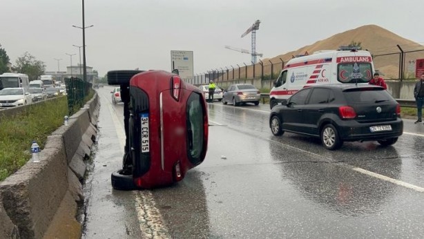 Foto - Kartal’da su birikintisinden ötürü kontrolden çıkan araç takla attı