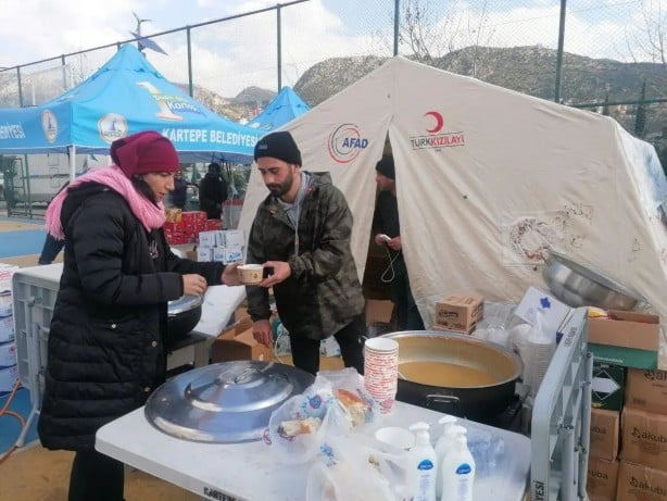 Kartepe Belediyesi Defne'de yaraları sarıyor