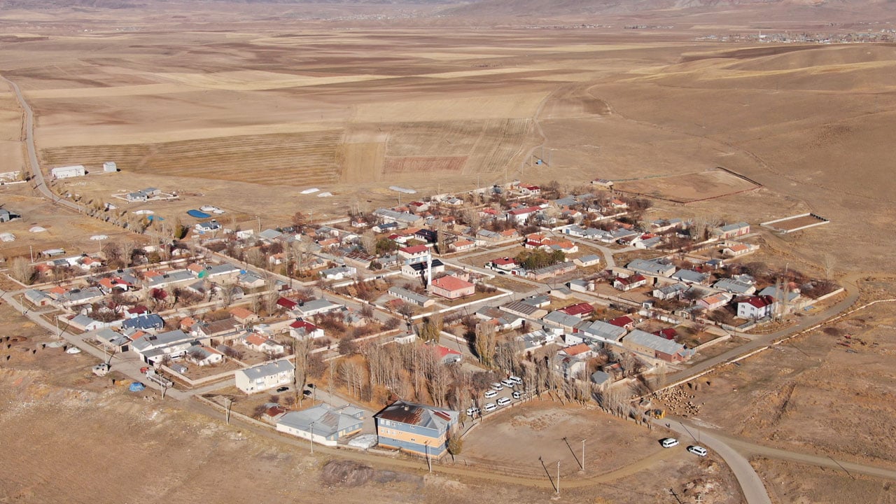 Kartpostallık mahalle! 60 yıllık simetrik evler sonbaharla büyüledi