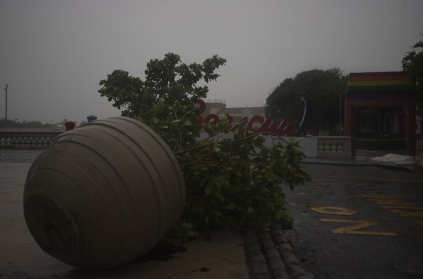 Kasırganın vurduğu ülke karanlığa gömüldü!