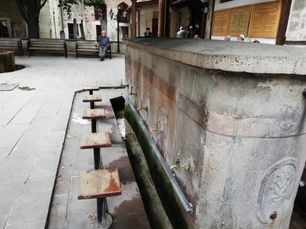 TÜRBE: Yılanlı Camii’nin doğu tarafında olup girişi camiinin iç tarafındadır. Türbenin içinde 25 adet sanduka bulunmaktadır. Mihrabın hemen önünde ve camii tarafında bulunan, diğerlerinden daha büyükçe yapılmış olan bakır mahfaza içindeki sanduka, Abdülfettah-ı Veli Hazretleri’ne aittir. Kendisi Abdülkadir Geylani Hazretleri’nin torunudur. Diğer sandukalar ise ikisi hariç çocuklarına ve torunlarına aittir.