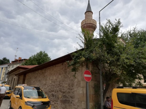 Mülkiyeti Aldülfettah Camii ve Müştemilatı Vakfı’na ait olup Pervaneoğulları Beyliği hükümdarı Süleyman oğlu Ali tarafından yaptırılan Yılanlı Külliyesi günümüzde Darü’ş-Şifa Kapısı, Camii ve şadırvanlardan oluşmaktadır.