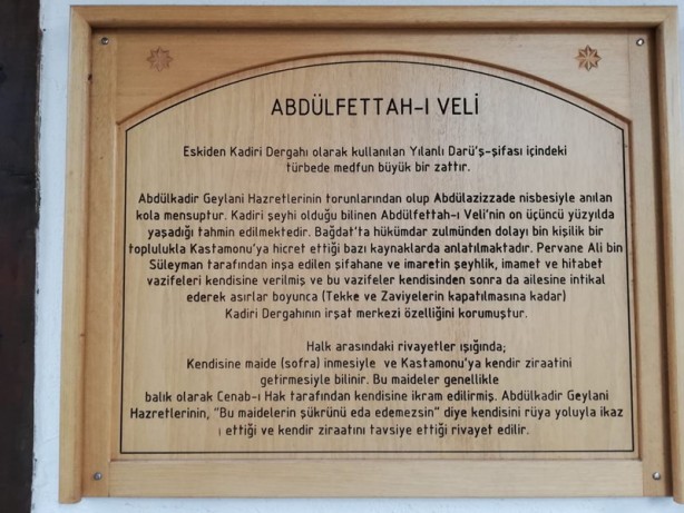 <br> Yine kerametlerinden birisi şöyle anlatılır: “Eskiden burası, Kastamonu’nun içinde akmakta olan çayın kenarında metruk bir yerdi. Şeyh Abdülkadir Geylani’nin torunlarından Abdülfettah Veli buraya gelir. Kastamonu halkı bundan haz etmez ve bu metruk kendisine tasrih edilir. Kendisi yılanların çok olduğu bu yerde barınır. Yılanları toplar, bir bohça ile bugün İmam Hatip Lisesi’nin bulunduğu Kaybılar (kayıplar) Deresi diye maruf yere götürür ve ‘kaybolun’ der. O dereye bundan sonra Kayıplar Deresi denilirken şeyhin bulunduğu ve üzerinde yaptırdığı cami, Dürü’ş-şifa ile türbeye de Yılanlı Camii denilmiştir.