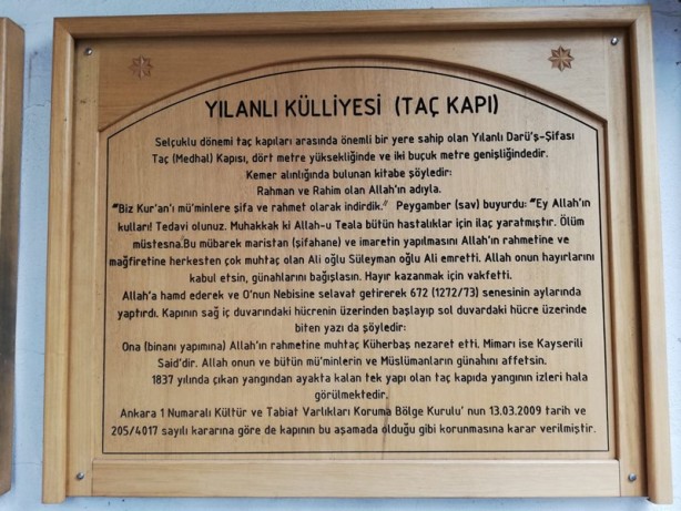 AHLAK KURALLARINA UYMAYAN ESNAFLAR KAPANIYOR <br> Yılanlı Külliyesi’nin yakın çevresinin vakfiye olması nedeniyle esnaftan ticaret ahlakına uymayanların burada iflas edip gittikleri veya farklı bahanelerle dükkanlarını terk edip yerlerine yenilerinin açıldığı inancı da yaygındır. Bu durumda ticarette ahlak kurallarına uymayanlara yine Abdülfettah Veli Hazretleri tarafından verilen bir ceza olarak algılanmaktadır.