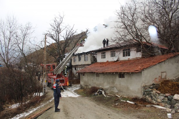 Kastamonu'da 2 katlı ev ile ahır ve odunluk yandı