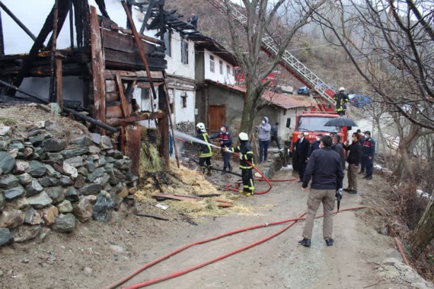 Foto - Kastamonu'da 2 katlı ev ile ahır ve odunluk yandı