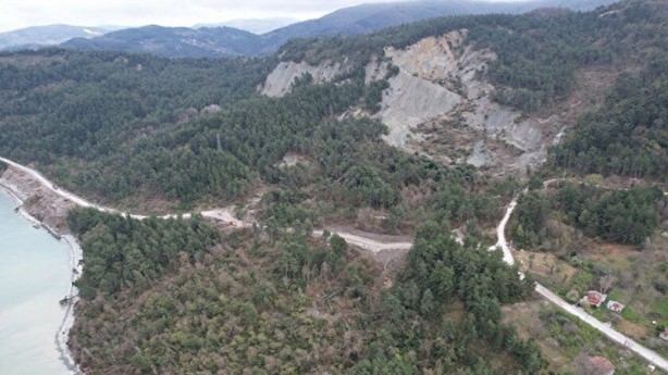 Kastamonu'da akıl almaz görüntü! Dağ yerinden kaydı