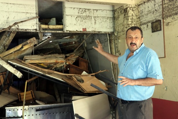 Foto - Kastamonu'da esnaf boynuna kadar suyun içinde kaldı! 16 saat kurtarılmayı bekledi