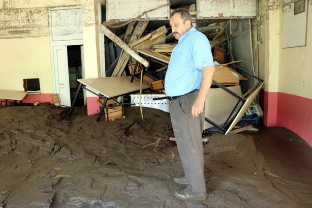 Kastamonu'da esnaf boynuna kadar suyun içinde kaldı! 16 saat kurtarılmayı bekledi