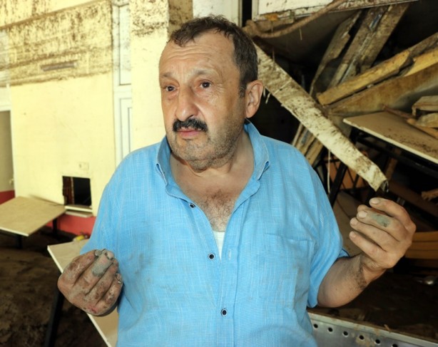 Foto - Kastamonu'da esnaf boynuna kadar suyun içinde kaldı! 16 saat kurtarılmayı bekledi
