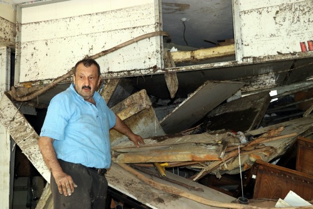 Foto - Kastamonu'da esnaf boynuna kadar suyun içinde kaldı! 16 saat kurtarılmayı bekledi