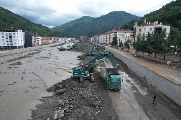 Foto - Kastamonu'da selin izinin silinmesi için bayramda da çalışmalar sürüyor