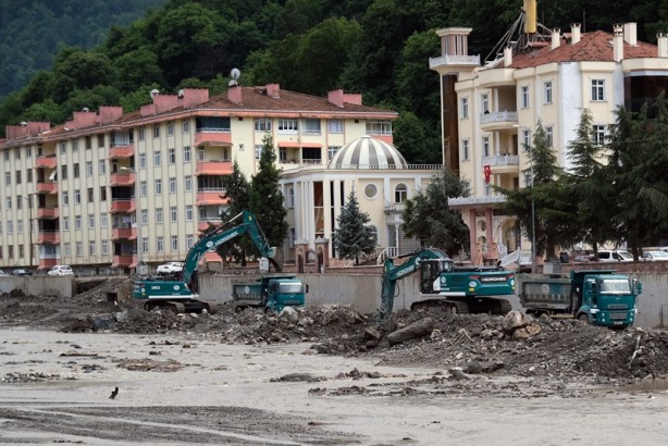 Foto - Kastamonu'da selin izinin silinmesi için bayramda da çalışmalar sürüyor