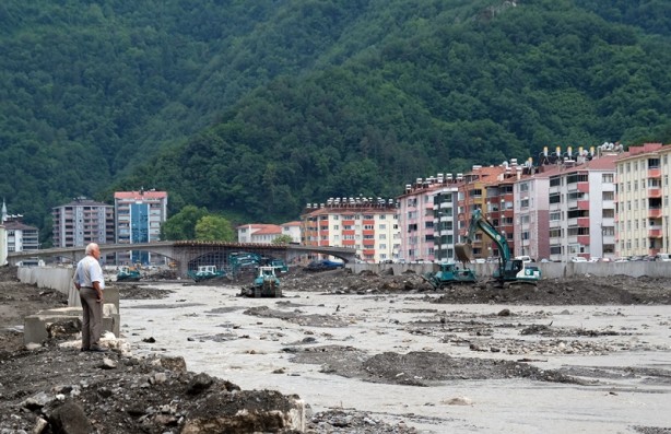 Foto - Kastamonu'da selin izinin silinmesi için bayramda da çalışmalar sürüyor