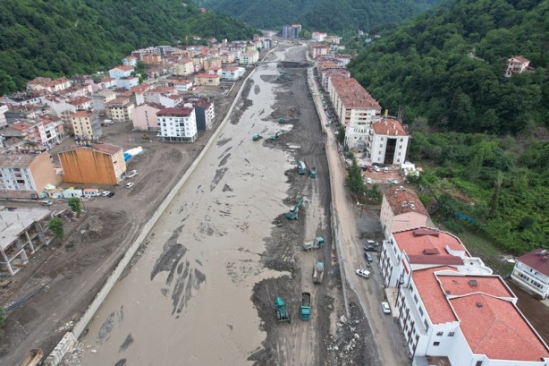 Kastamonu'da selin izinin silinmesi için bayramda da çalışmalar sürüyor