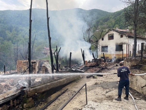 Foto - Kastamonu'da yangın! 300 metre hortumla müdahale edildi