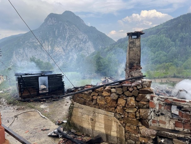 Foto - Kastamonu'da yangın! 300 metre hortumla müdahale edildi