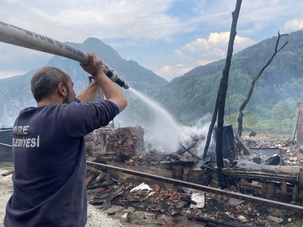 Foto - Kastamonu'da yangın! 300 metre hortumla müdahale edildi