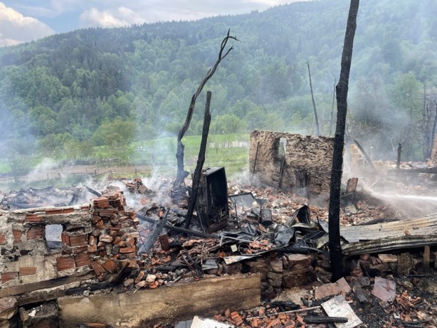 Foto - Kastamonu'da yangın! 300 metre hortumla müdahale edildi