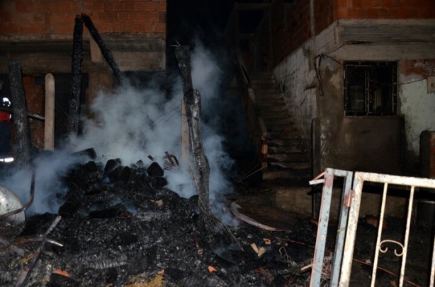 Foto - Kastamonu’da yıldırım düştü: Altı ev yandı üç kişi de yaralandı