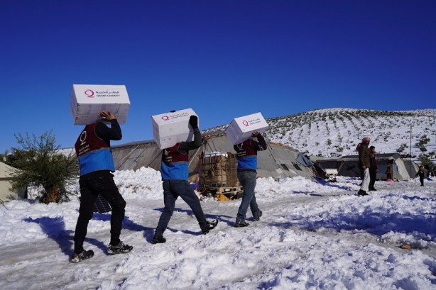 Katar'dan İdlib'de soğuktan etkilenen binlerce aileye yardım