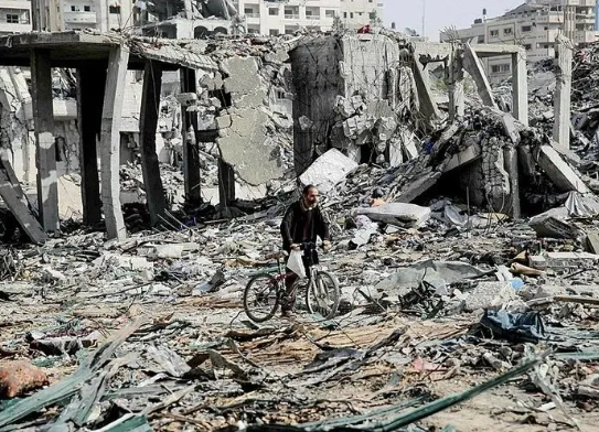 Katil İsrail binaları yıktı, umudu yıkamadı! Filistinliler enkaz yığınlarının kıyamdalar