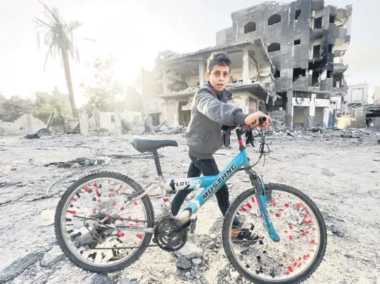 Foto - Katil İsrail binaları yıktı, umudu yıkamadı! Filistinliler enkaz yığınlarının kıyamdalar