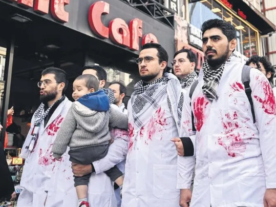 Foto - Katil İsrail binaları yıktı, umudu yıkamadı! Filistinliler enkaz yığınlarının kıyamdalar