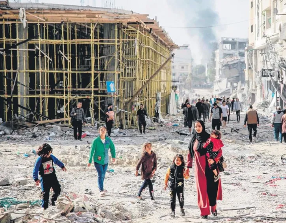 Foto - Katil İsrail binaları yıktı, umudu yıkamadı! Filistinliler enkaz yığınlarının kıyamdalar