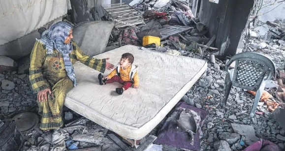 Foto - Katil İsrail binaları yıktı, umudu yıkamadı! Filistinliler enkaz yığınlarının kıyamdalar