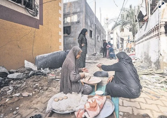 Foto - Katil İsrail binaları yıktı, umudu yıkamadı! Filistinliler enkaz yığınlarının kıyamdalar