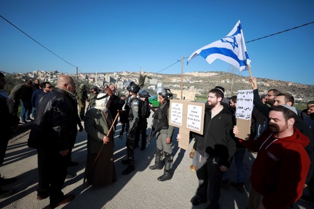 Katiller Filistin'de bir bölgeyi abluka altına aldı